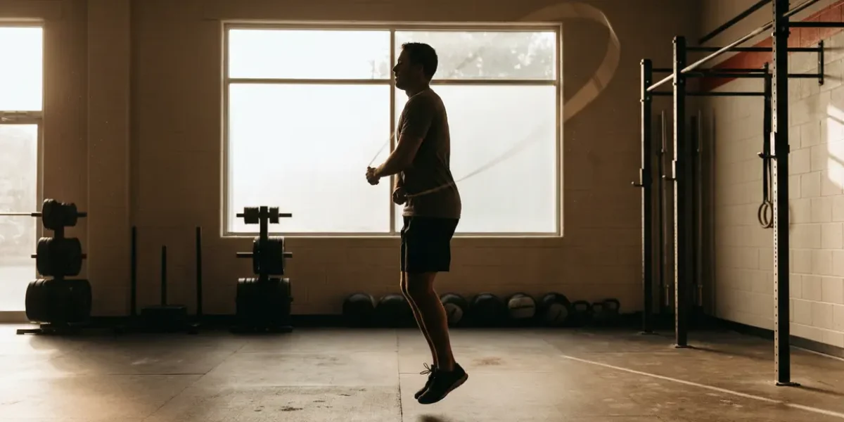personne silhouette double under corde à sauter salle sport