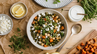 Nourriture healthy : bol équilibré lentilles et pois chiches